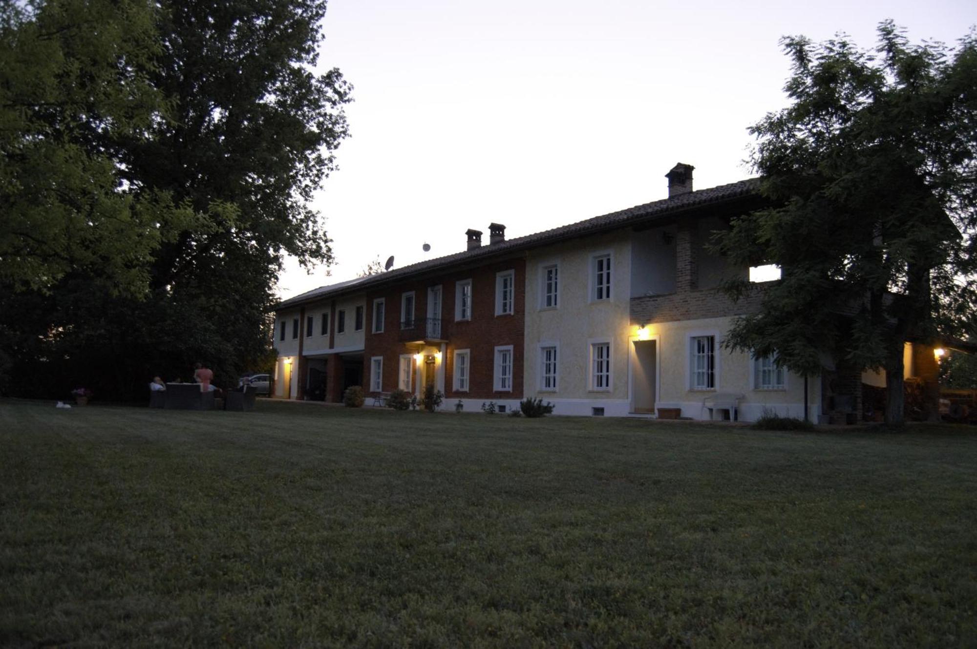 Guest House La Carolina Tigliole Экстерьер фото
